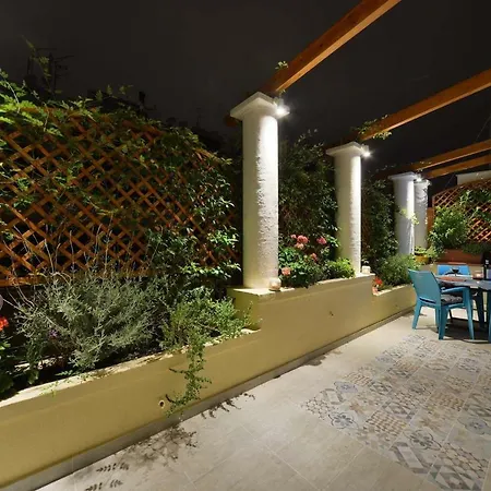 Oasis Veranda Under Columns.Kolonaki Embassy Area. Athens Exterior photo