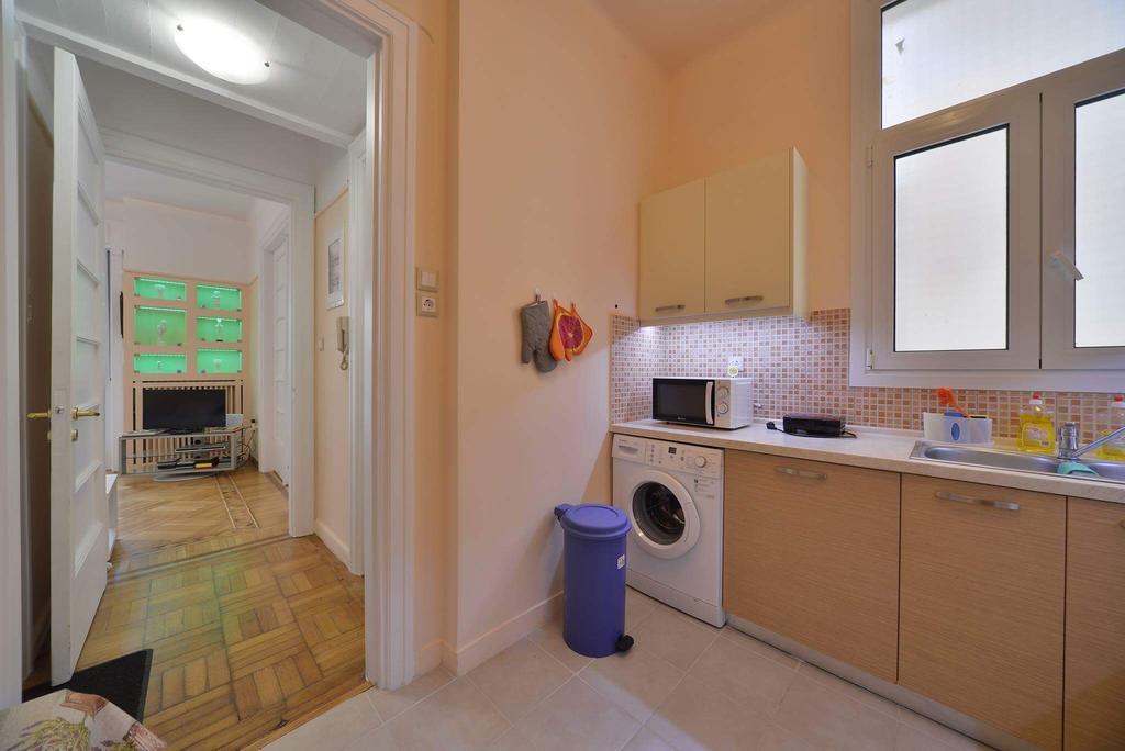 Oasis Veranda Under Columns.kolonaki Embassy Area. Apartment